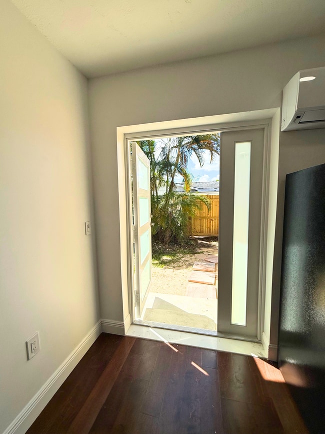 13901 SW 92nd Ave, Unit 1 in Miami, FL - Building Photo - Building Photo