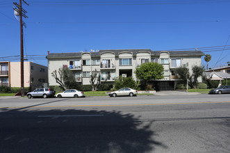 13019 Oxnard St in Van Nuys, CA - Building Photo - Building Photo