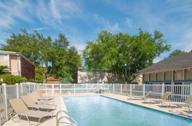 Gulf View Apartments | Remodeled! in Biloxi, MS - Foto de edificio - Building Photo