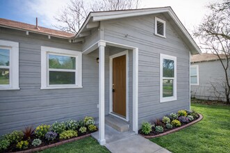 936 Poinsettia St in San Antonio, TX - Building Photo - Building Photo