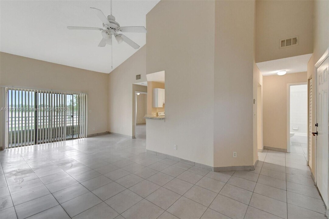 3453 NW 44th St, Unit 202 in Lauderdale Lakes, FL - Building Photo