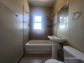 1550 N Parkside Ave, Unit 205 in Chicago, IL - Building Photo - Building Photo