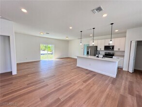 101 Tompkins St in Port Charlotte, FL - Foto de edificio - Building Photo