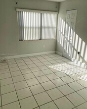 680 W Park Dr in Miami, FL - Foto de edificio - Building Photo