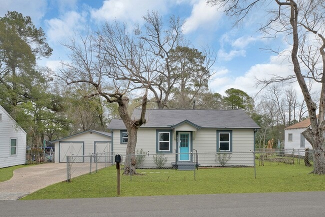 1017 Hazel Ave in Huntsville, TX - Building Photo - Building Photo