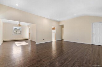 20 Alex Ln, Unit 2 in Glen Cove, NY - Building Photo - Building Photo