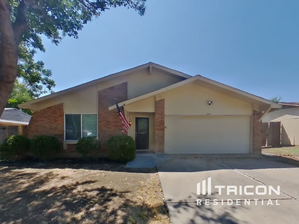 1210 Green Hill Dr in Arlington, TX - Foto de edificio