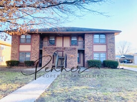 105 SW 20th St in Oak Grove, MO - Building Photo