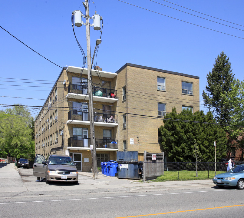 516 Dawes Rd in Toronto, ON - Building Photo