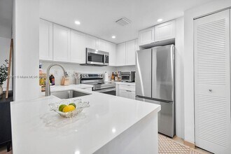 241 W Park Dr in Miami, FL - Building Photo - Building Photo