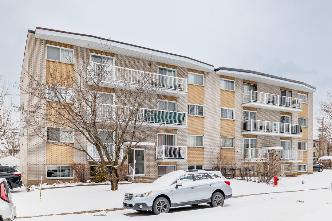 315 De Dreux Rue in Laval, QC - Building Photo