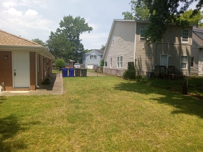 223 Woodview Ave in Norfolk, VA - Foto de edificio - Building Photo