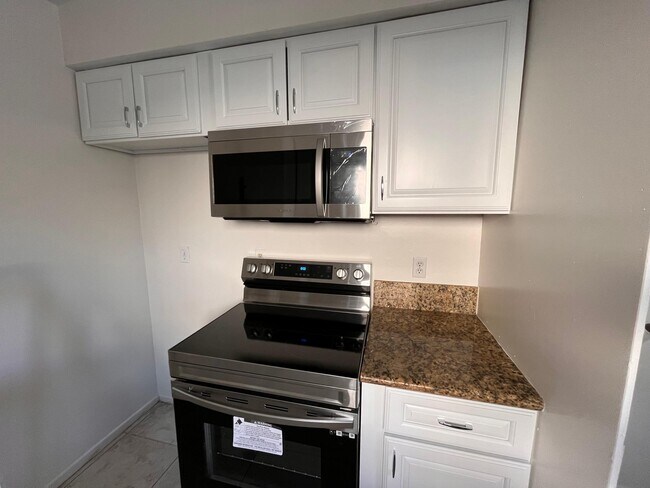 724 Clay Ave in Huntington Beach, CA - Building Photo - Building Photo