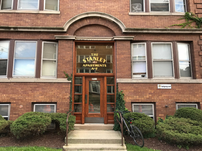 Stanley Apartments in Milwaukee, WI - Foto de edificio - Building Photo