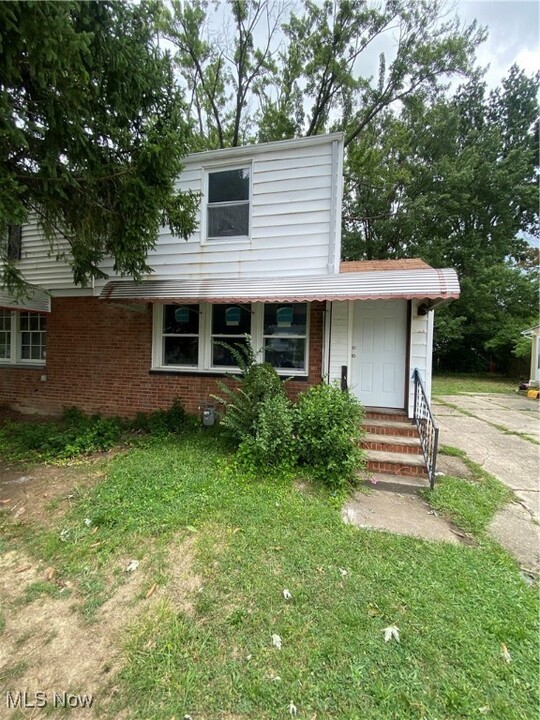 1469 E 250th St in Euclid, OH - Building Photo