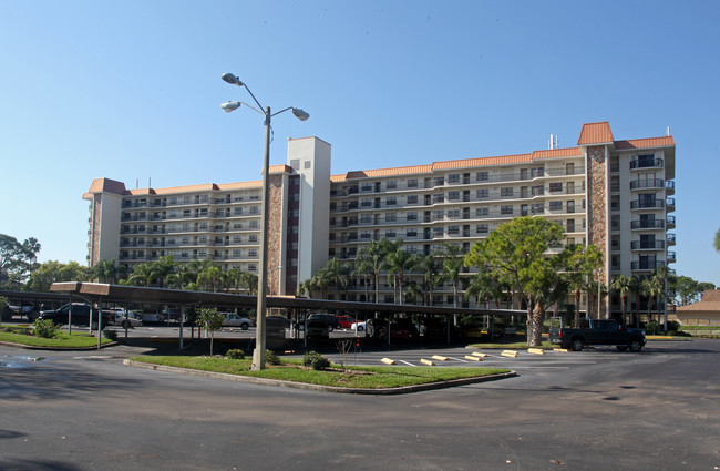 Otter Key Condominiums in St. Petersburg, FL - Foto de edificio - Building Photo