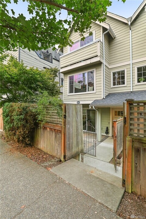 8374 Loyal Way NW in Seattle, WA - Building Photo