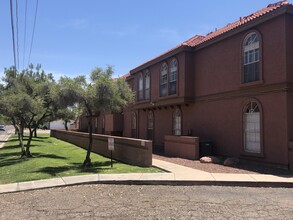 1402 S Jentilly Ln-Unit -106 in Tempe, AZ - Building Photo - Building Photo