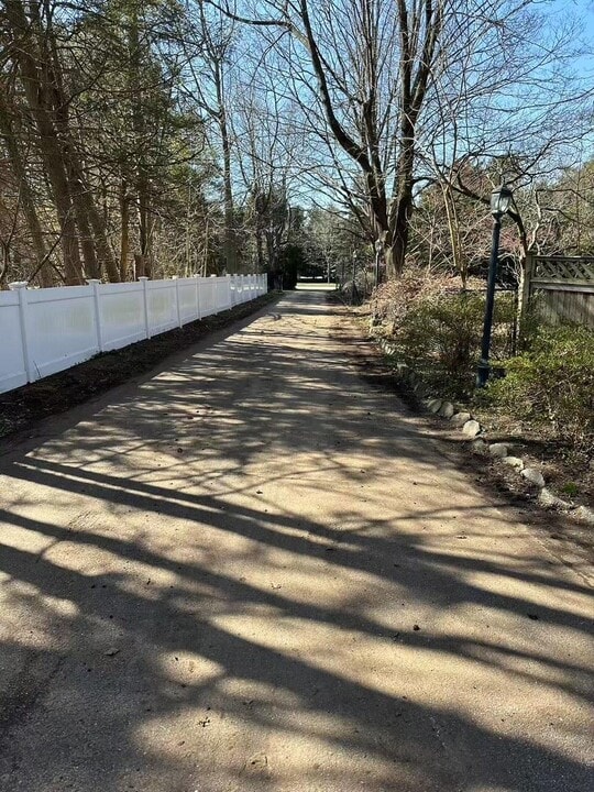 232 Brookville Rd in Glen Head, NY - Building Photo