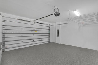 10373 NW 68th Ter in Doral, FL - Building Photo - Building Photo