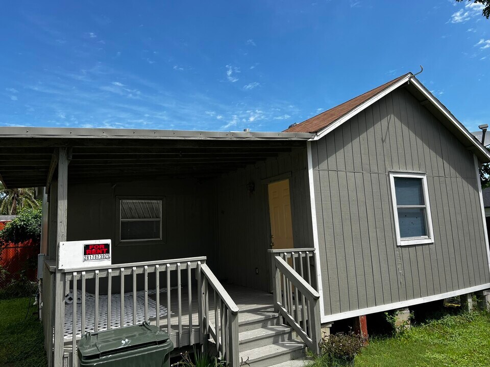 4817 12th St in Bacliff, TX - Building Photo