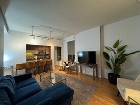 1 E Huron St in Chicago, IL - Building Photo