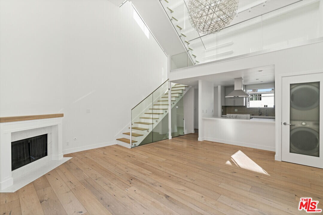 14 Reef St-Unit -4 in Marina Del Rey, CA - Building Photo