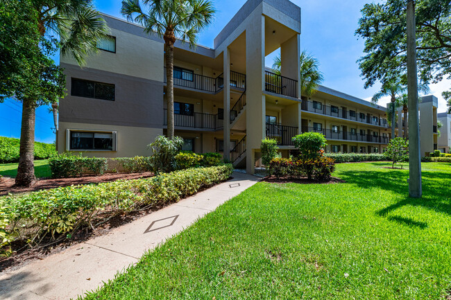 15324 Lakes of Delray Blvd in Delray Beach, FL - Foto de edificio - Building Photo