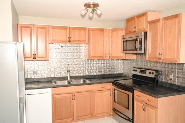 139 S Main St in Laconia, NH - Foto de edificio - Building Photo