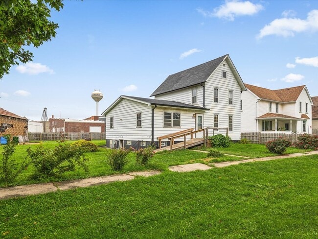 305 N Holcomb Ave in Milledgeville, IL - Building Photo - Building Photo