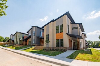 North Cedar Townhomes in Fayetteville, AR - Building Photo - Interior Photo