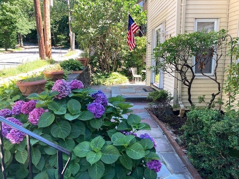 28 Beaconsfield Rd, Unit 1 in Brookline, MA - Building Photo