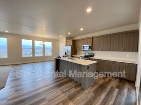 438 N Stone Mountain Dr in Saint George, UT - Building Photo