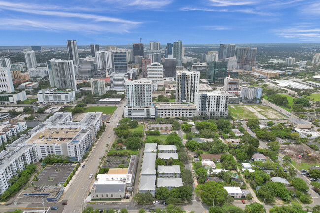 438 NE 2nd Ave in Fort Lauderdale, FL - Foto de edificio - Building Photo