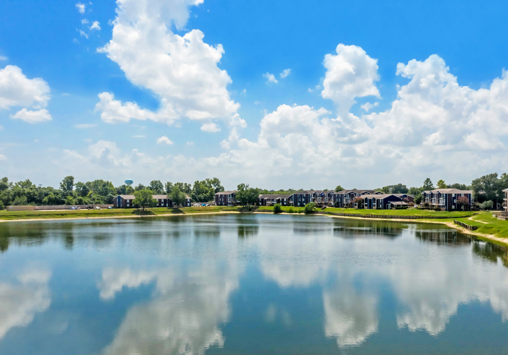 Towne Lake Apartments in Houston, TX | ApartmentHomeLiving.com