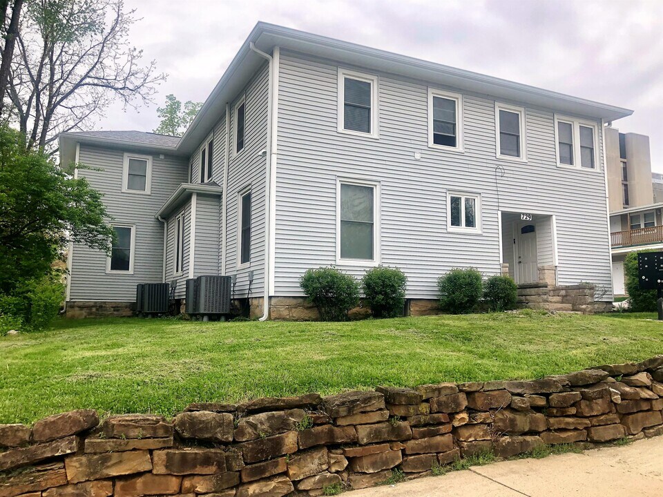 729 E Hunter Ave in Bloomington, IN - Foto de edificio