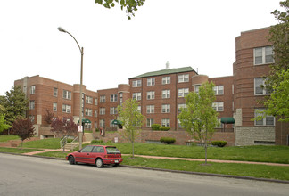 Devonshire Courtyard Apartments in St. Louis, MO - Foto de edificio - Building Photo