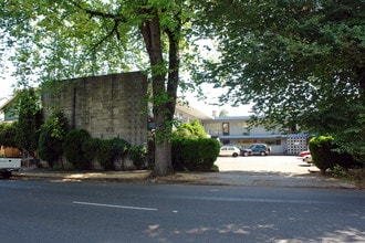 1940 SE 12th Ave in Portland, OR - Building Photo - Building Photo