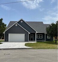 720 Canyon Cir Dr in Canyon Lake, TX - Building Photo