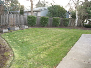 13990 SW Derby St in Beaverton, OR - Foto de edificio - Building Photo