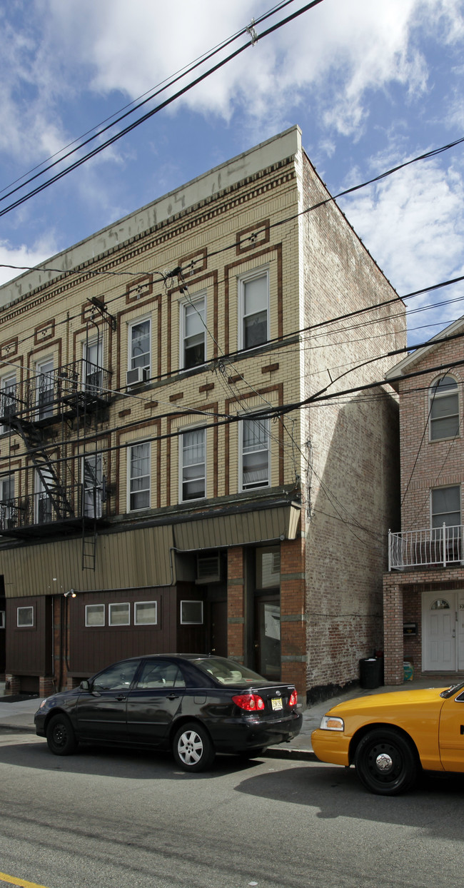 938 W Side Ave in Jersey City, NJ - Building Photo - Building Photo