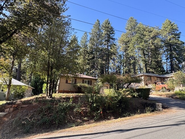 10546 Silver Way in Grass Valley, CA - Foto de edificio - Building Photo