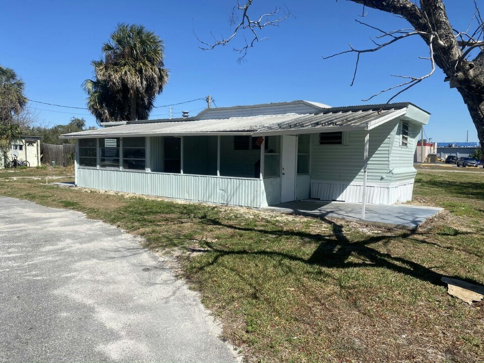 26 Circle Dr in Mount Dora, FL - Building Photo