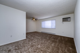 Nob Hill of Pittsburgh in Pittsburgh, PA - Building Photo - Interior Photo