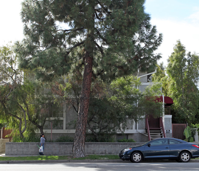 17078 Chatsworth St in Granada Hills, CA - Foto de edificio - Building Photo