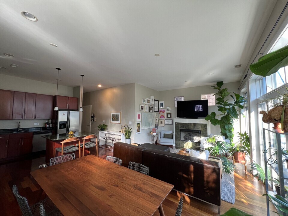 2706 W Armitage Ave in Chicago, IL - Building Photo