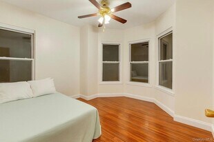 557 Van Nest Ave in Bronx, NY - Building Photo