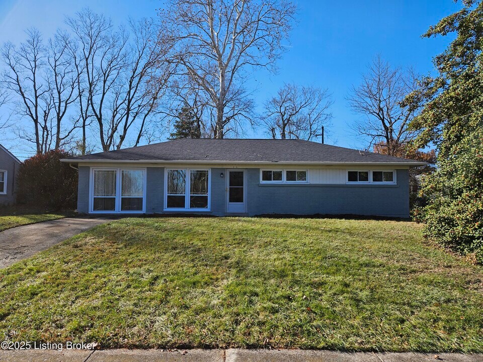 2116 Dogoon Dr in Louisville, KY - Building Photo