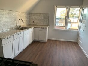 5653 W Montrose Ave, Unit Attic in Chicago, IL - Building Photo - Building Photo
