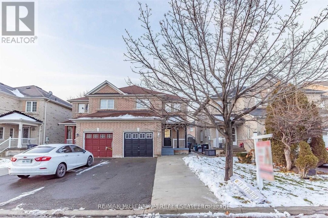 15 Prince Crescent in Brampton, ON - Building Photo